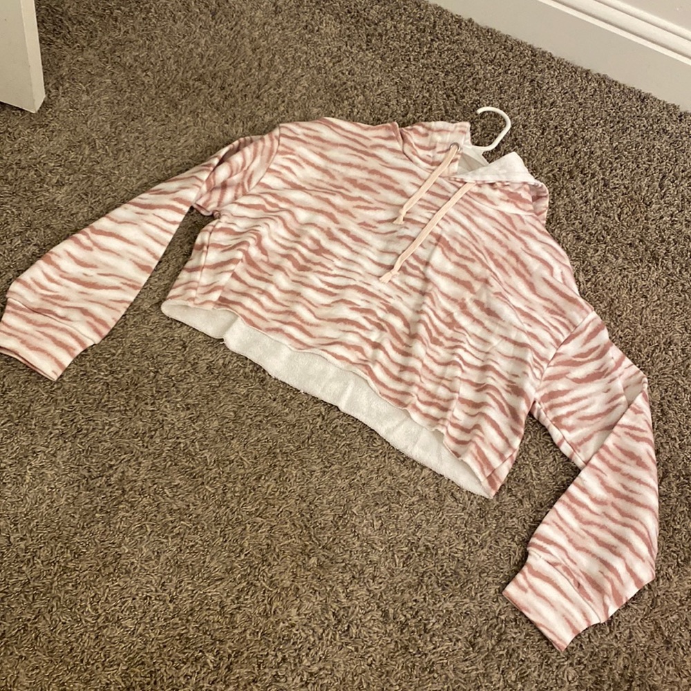 Brand NWT/never worn tiger print cropped hoodie! Size small